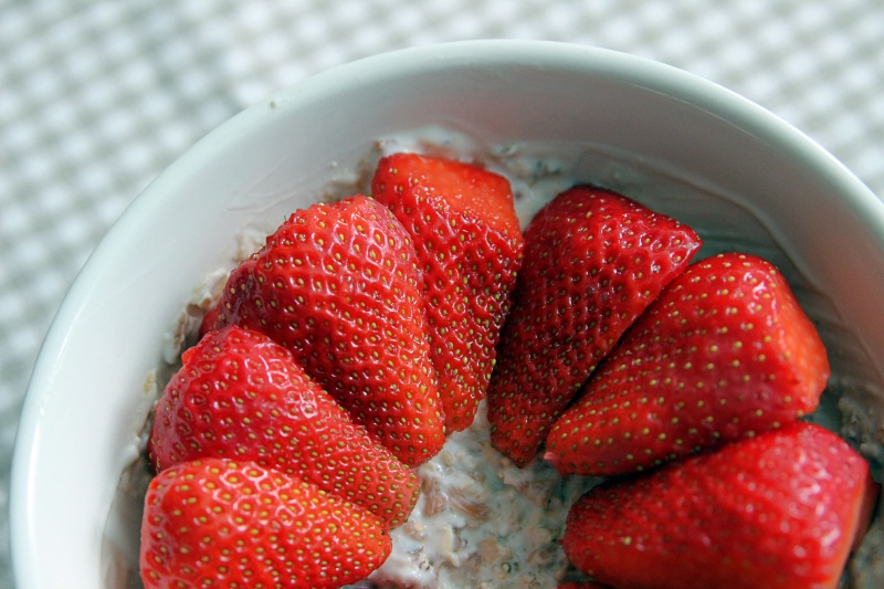 (Bio-) Erdbeeren mit Bircher Müsli