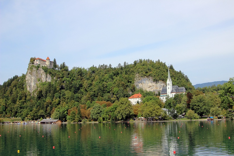 Der See von Bled mit Burg und Kircheninsel
