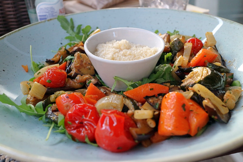 Gem&uuml;seplatte mit Parmesan