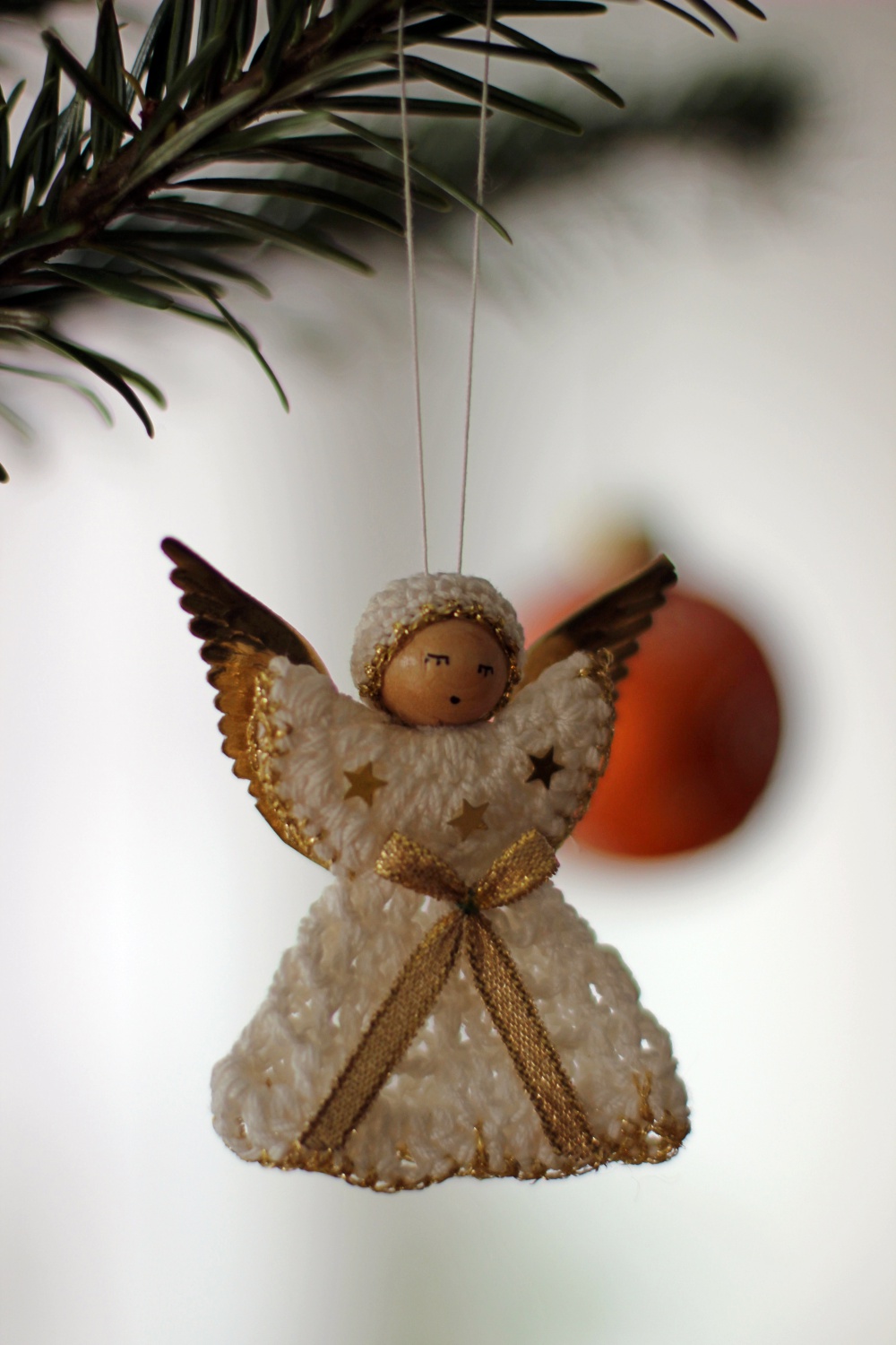 Gehäkelter Engel am Baum