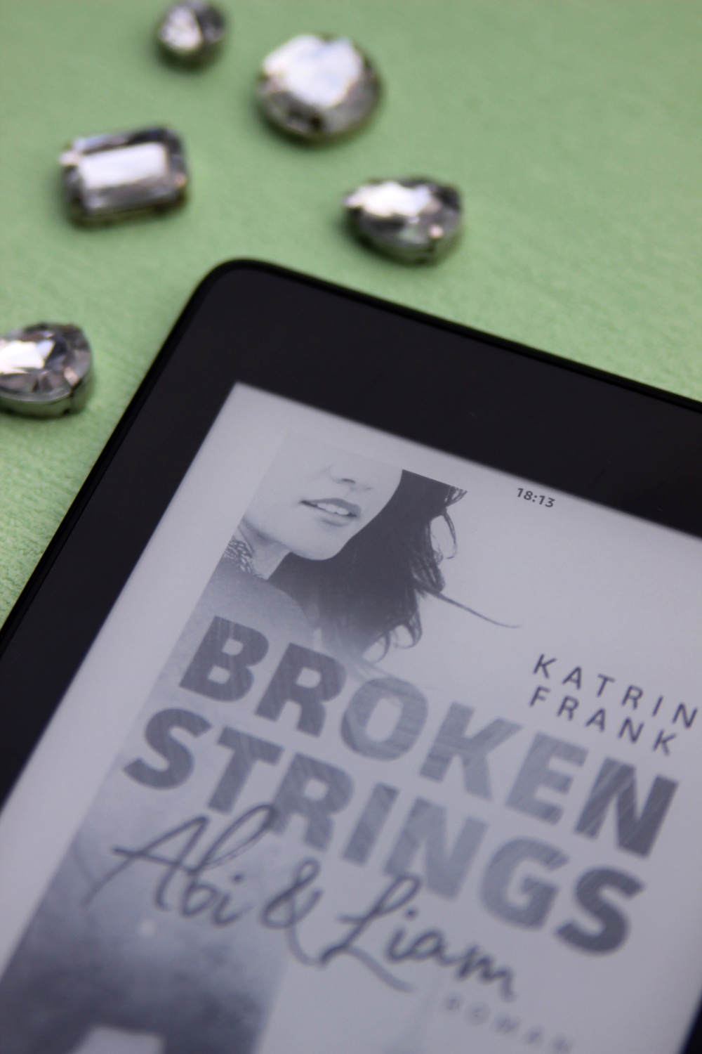 "Broken Strings - Abi & Liam" von Katrin Frank