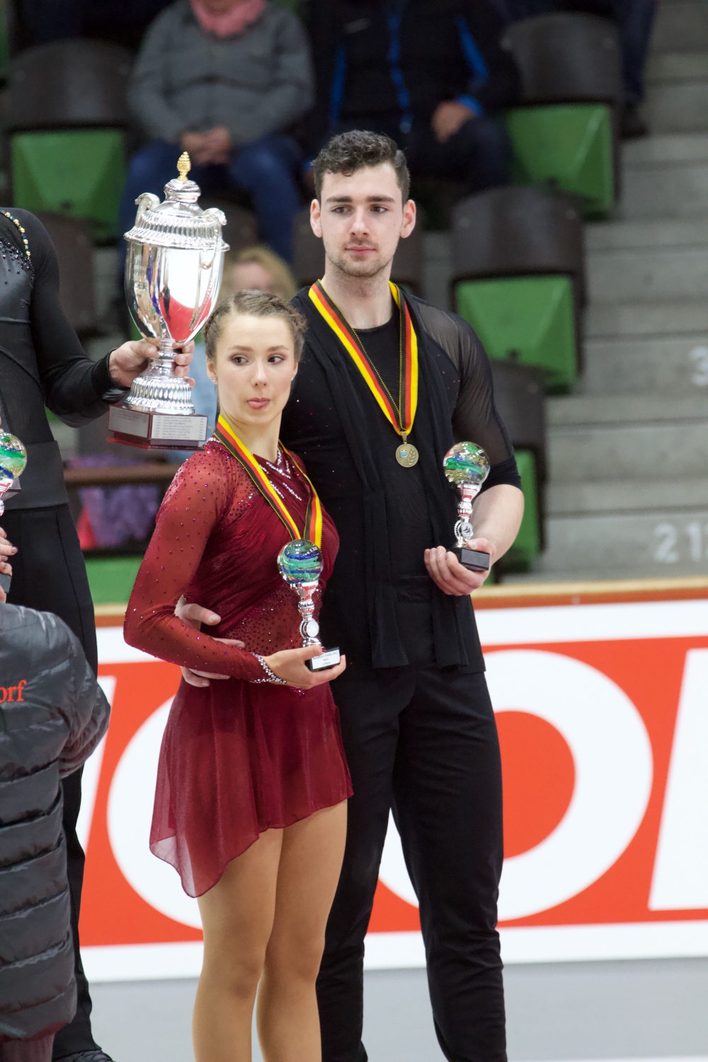 2022 Nebelhorn Trophy - Pairs Free Skating_pairs victory ceremony
