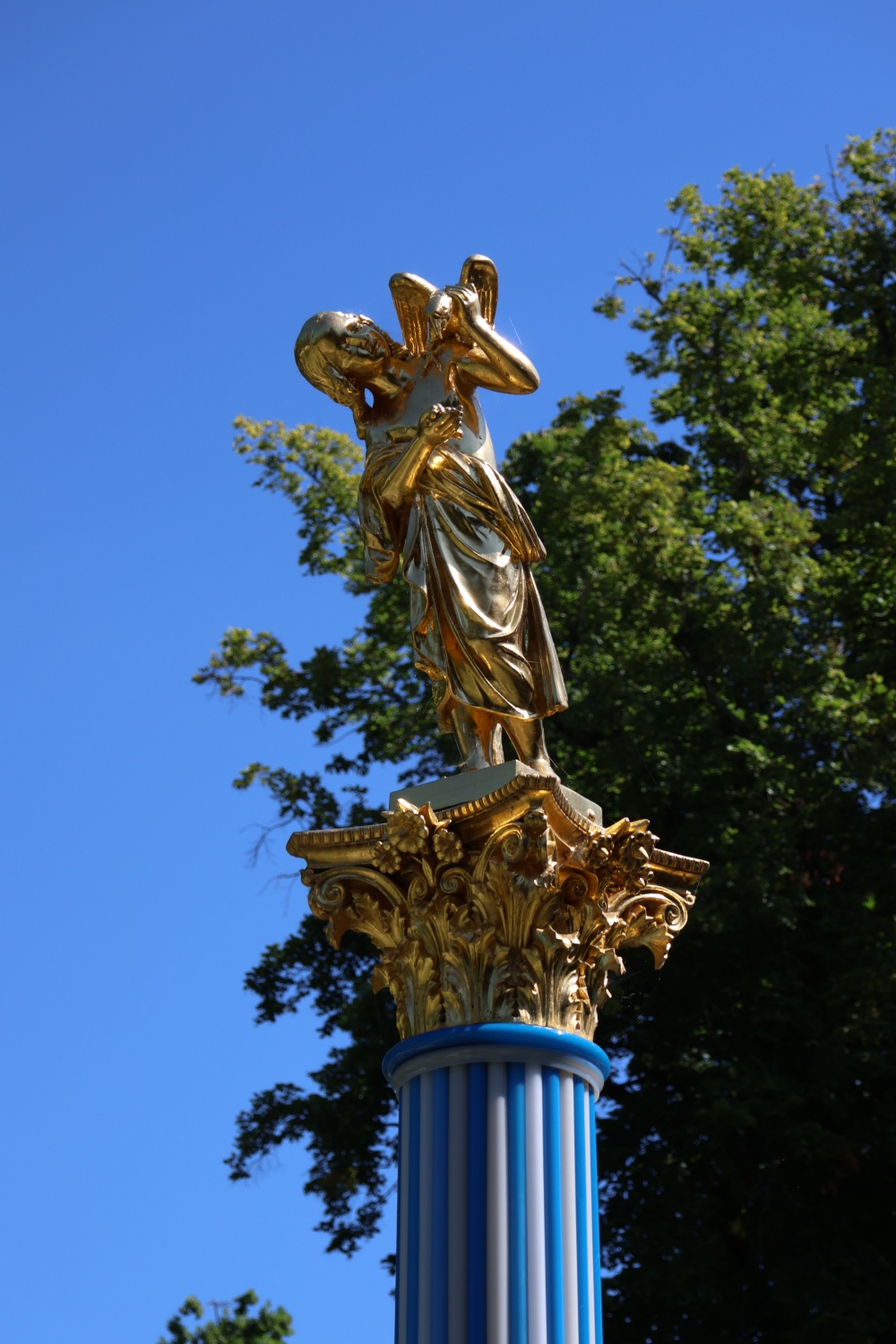 15_Starnberger See_Roseninsel_Mädchen mit Papagei